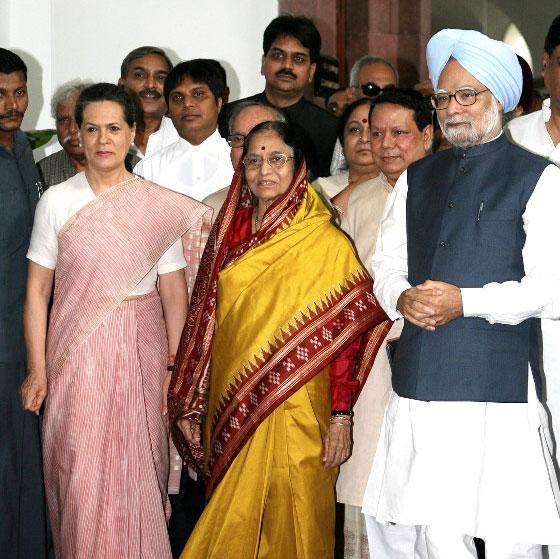 Congress-led UPA's Presidential candidate Pratibha Patil (2-L) arrives at Parliament House to file her nomination papers for the Presidential elections, with UPA chairperson Sonia Gandhi (L) and the Prime Minister Manmohan Singh in New Delhi on 23 June 2007.