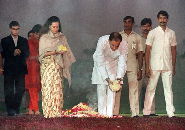 Rajiv Gandhi, accompanied by wife Sonia, son Rahul and daughter Priyanka, paying homage to Indira Gandhi at Shakti Sthala in New Delhi on 31 October 1989.