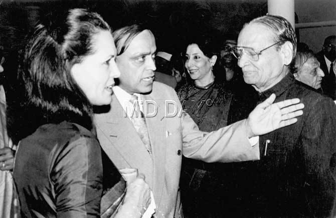 Sonia Gandhi with Murli Deora at a dinner hosted by Deora's at Taj Mahal hotel on December 20, 1995