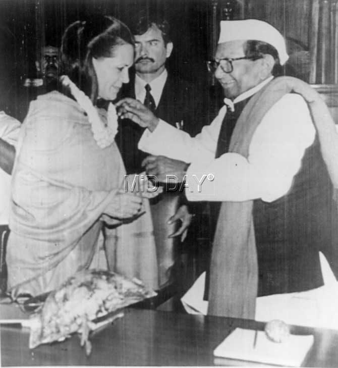 Sonia Gandhi being greeted by Sitaram Kesri after she was elected as Congress Parliamentary Party (CPP) chairperson at the Central Hall of Parliament in New Delhi on March 16, 1998