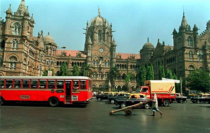A man pushes a cart in the middle of the traffic in CST