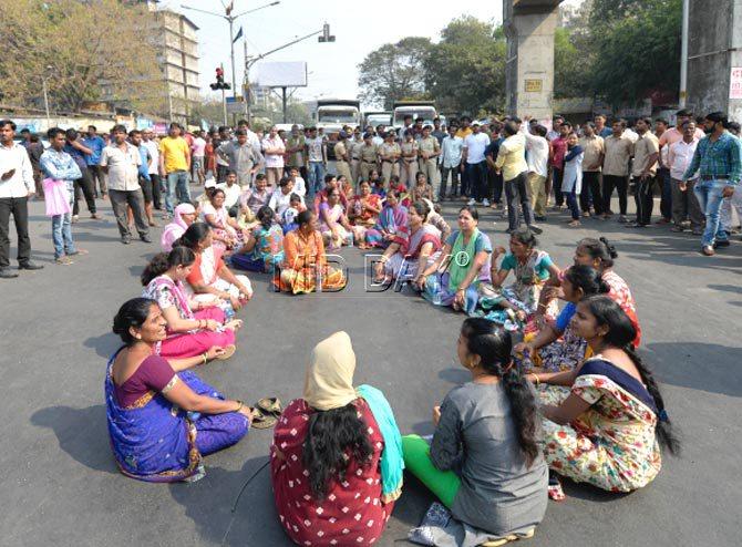 While the state government clarified that it hasn't declared a school holiday, bus operators said they won't run school buses in Mumbai today. pic/Ashish Raje
