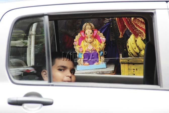 The Lord is taken home from Dadar. Pic/Sharad Vegda The Lord is taken home from Dadar. Pic/Sharad Vegda