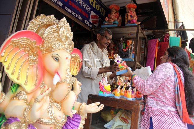 A woman purchases a Lord Ganesh idol in Goregaon. Pic/Sharad Vegda A woman purchases a Lord Ganesh idol in Goregaon. Pic/Sharad Vegda
