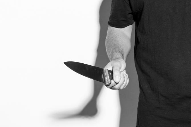 30-year-old man attacked his estranged wife with a blade near Mankhurd railway station. The accused allegedly attacked his 27-year-old wife as he suspected her of having an extramarital affair