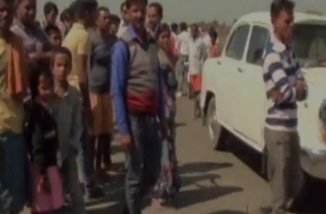 A gang of five men attacked the driver of a bank's cash van and fled away with Rs. 25 lakh in Bodh Gaya, Bihar. It also came to light that ammunitions were recovered from their possession. The incident happened in March 2017