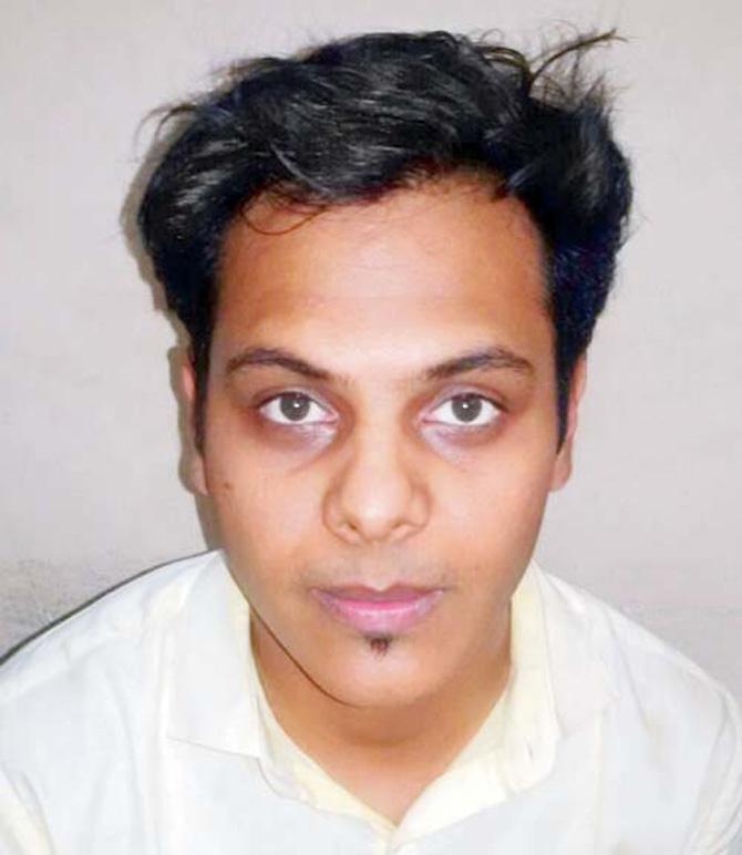 The Kalyan crime branch detained three people, including a bank manager, for trying to exchange the banned currency notes in December 2016. In two separate incidents, the sleuths have seized around Rs 30 lakh. The accused were later identified as Sundaram Subramaniam (39), a Kalwa resident and manager with IndusInd bank's Andheri branch, Chetan Patil (37), a builder from Kalwa, and Mohammed Mustaq Shaikh, a businessman and Koparkhairne resident