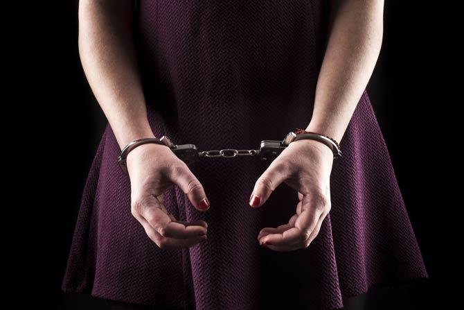 The Mumbai police arrested 20-year-old woman for allegedly cheating several people by promising loans while posing as an ICICI Bank Manager. The woman would take money from people on the promise of loans and later abscond with the amount