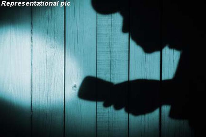Two thieves who wanted to clean out an Ulhasnagar bank, and had entered it after breaking the iron grille on the terrace, left empty-handed as they were unable to break open the safe. The Ulhasnagar police later registered a case and launched a search for the accused on the basis of CCTV footage. The two accused attempted the robbery at a Bank of Baroda branch at Nehru Nagar in Ulhasnagar in October 2016