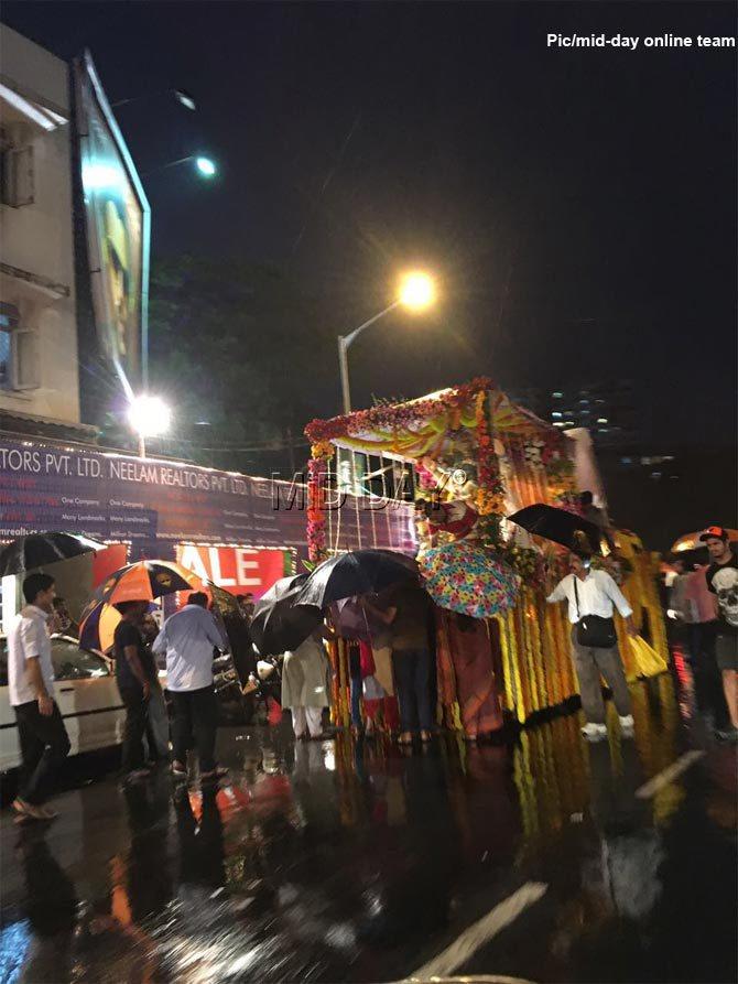 The idol making in Maharashtra usually begins with'Padya pooja' or worshipping the feet of Lord Ganesh