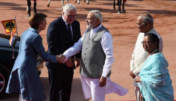 The president and his wife received a ceremonial reception at the presidential palace in New Delhi