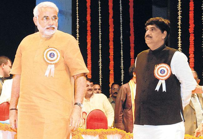 Gopinath Munde's daughter Pankaja Munde said that the allegations of EVM hacking have already been trashed by the Election Commission of India (ECI), so there was nothing left for her to speak on the issue In picture: Gopinath Munde at a felicitation ceremony for Narendra Modi at the Shanmukhananda Hall in Mumbai