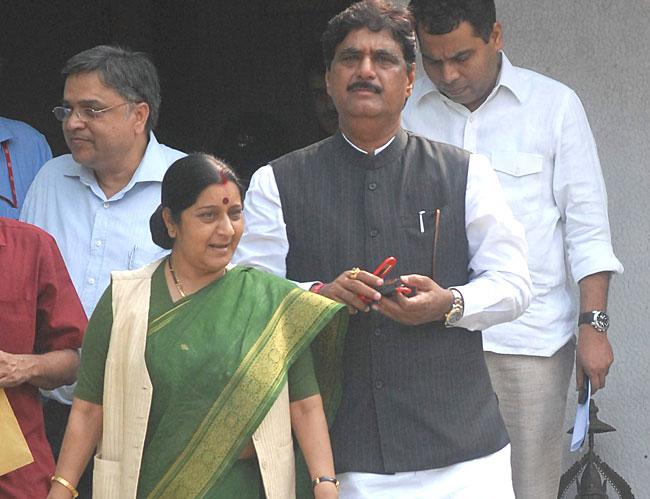 The cyber expert also claimed that NIA officer Tanzil Ahmed, who was investigating Gopinath Munde's death, was planning to file an FIR, noting that the BJP leader had been murdered, but was himself killed In picture: Gopinath Munde with senior BJP leader and the current Minister of External Affairs, Sushma Swaraj