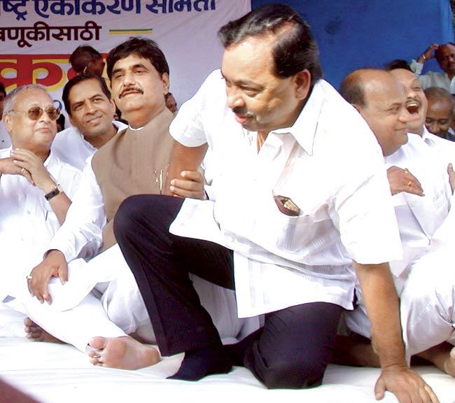 In May 2019, former chief minister Narayan Rane has claimed that senior BJP leader and former union minister Gopinath Munde's death in a road accident in New Delhi in 2014 was 'sudden and mysterious'.  In picture: Gopinath Munde and Narayan Rane at Azad Maidan