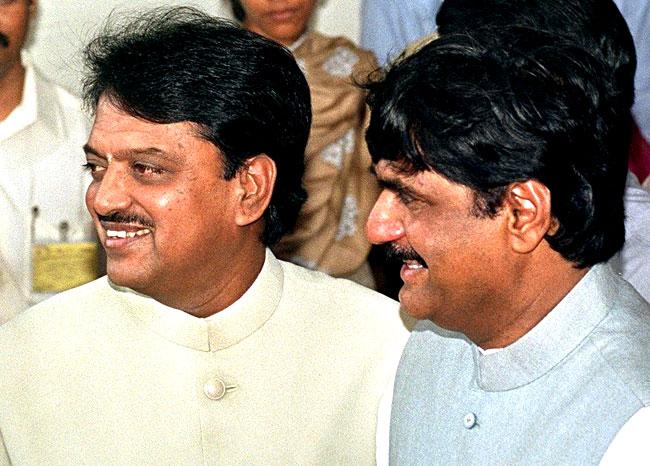 Gopinath Munde was Leader of Opposition in Maharashtra Vidhan Sabha from December 12, 1991 to March 14, 1995. Gopinath Munde was sworn in as the Deputy Chief Minister and Home Minister of Maharashtra when Manohar Joshi-led government took over the reins of the state on March 14, 1995 In picture: Vilasrao Deshmukh with Gopinath Munde during the swearing-in ceremony of Deshmukh at the Raj Bhavan in Mumbai in October 18, 1999. Pic/AFP