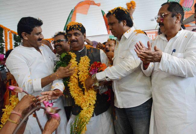 The CBI in October 2014 ruled out any foul play in the death of Gopinath Munde, claiming that the politician had died due to injuries sustained in a road accident In picture: BJP party workers welcoming Gopinath Munde at the domestic airport in Mumbai on May 31, 2014. Pic/ Rahul More