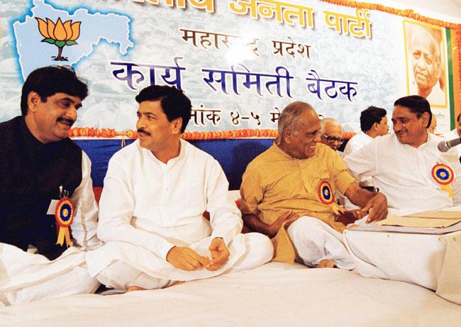In 2016, on Gopinath Munde's birth anniversary, a 20-feet tall statue of Gopinath Munde was unveiled on this occasion at the memorial, called Gopinath Gad. In picture: Gopinath Munde, Pramod Mahajan, Jana Krishnamurthy and Pandurang Phundkar at a BJP meeting in Malad, Mumbai