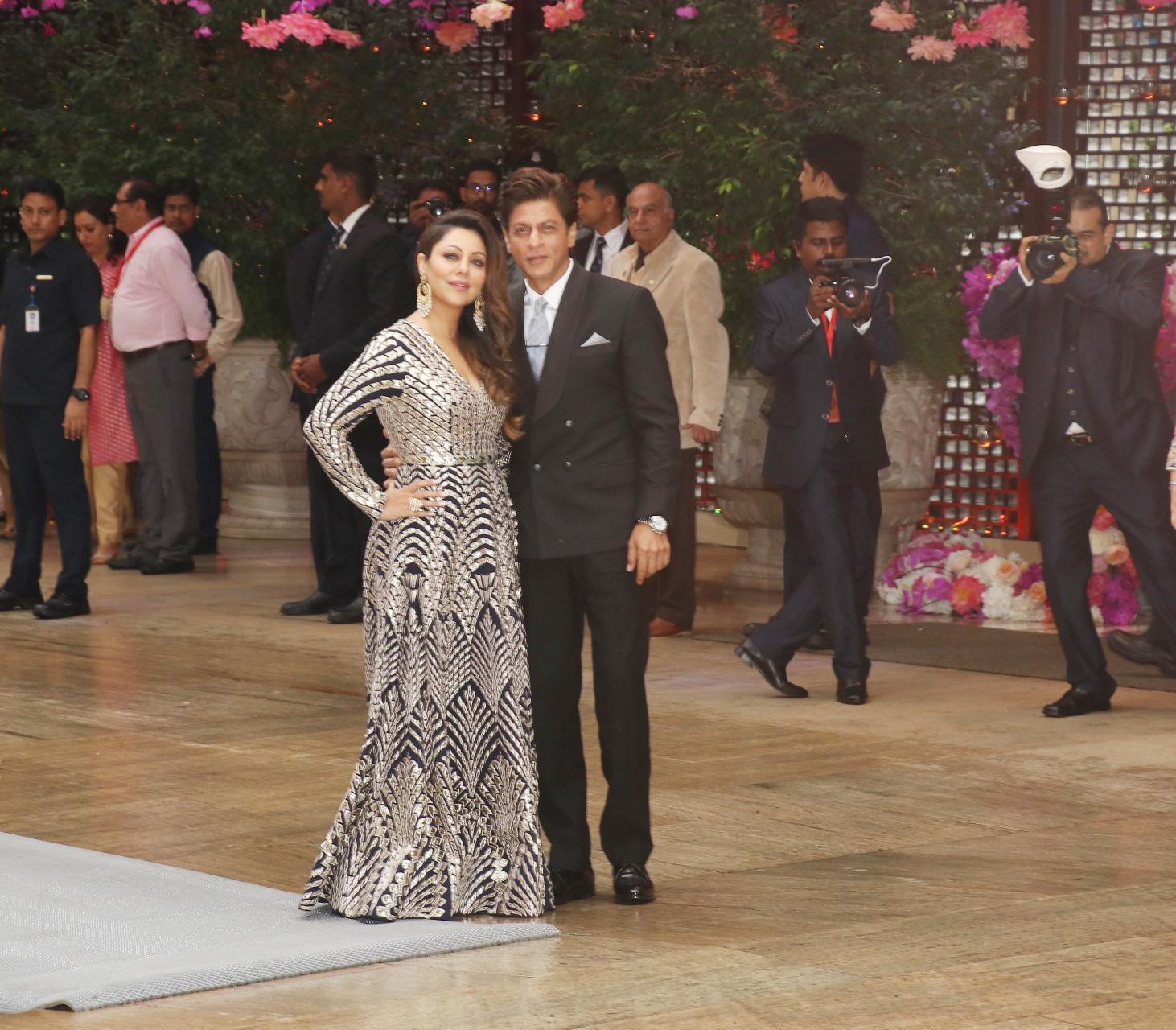 <p>King Khan of Bollywood Shah Rukh Khan arrived with his wife, Gauri and the two look royal to the core. Gauri was seen wearing a black and silver metallic embroidered Anarkali while SRK chose to wear a black suit</p>