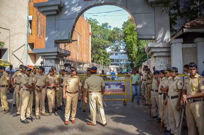 The news of his suicide shocked all of Mumbai police, as the officer was a very prominent face in the city and state police forces. He had been out of action for the past two years due to his cancer treatment. Senior police officials, including Commissioner of Police D D Padsalgikar, GRP commissioner Niket Kaushik who`d worked with Roy in the Mumbai crime branch and in the Maharashtra Anti-Terrorism Squad, IGP Rajvardhan Sinha, among others, visited his family at the Bombay hospital. In picture: Police personnel stand guard outside the hospital. Pic/ Bipin Kokate