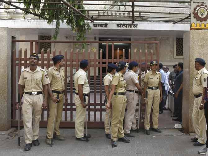 According to the Mumbai Police, Himanshu Roy`s disappointment with fighting bone marrow cancer for the last two years might have led to him taking the extreme step, which has also been mentioned in his suicide note. That being said the doctor treating Himanshu Roy said that cancer was not the reason behind top cop Himanshu Roy`s suicide, the oncologist treating him told mid-day. Nashik-based Dr. Raj Nagarkar said no cancerous traces were found in his body after a PET scan on April 30, 2018. In picture: Police officials stand outside Bombay Hospital, where Roy was rushed to after his wife found him