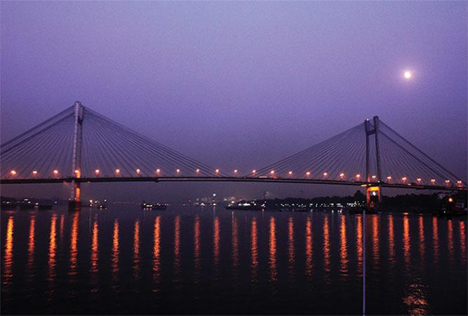 Far-famed as the second Hoogly Bridge, Vidyasagar Setu is a toll-bridge over the Hoogly River in West Bengal. This cable-stayed bridge links the cities of Kolkata and Howrah.