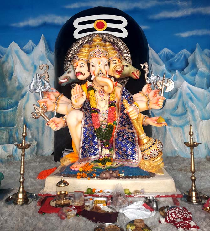 Chintan Shah sent us this wonder Ganpati idol at Panchsheel Heights Ganesh Utsav Mandal, in Mahavir Nagar, Kandivli West 