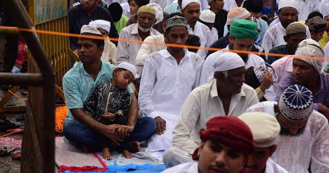 Muslims gather outside Bandra Masjid outside Bandra Station (west) to pray and celebrate Eid-al-Fitr in Mumbai on Monday.A Muslim praying at Bandra Masjid outside Bandra Station (west) and celebrating Eid and on Monday.Pic/ Suresh Karkera