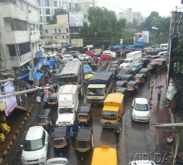 Traffic moving slowly towards the bridge connecting Ghatkopar east to west. Pic/Vipul Shinde