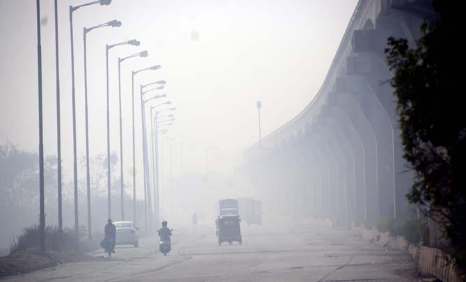 Thick smog at Wadala. Pic/ Pradeep Dhivar