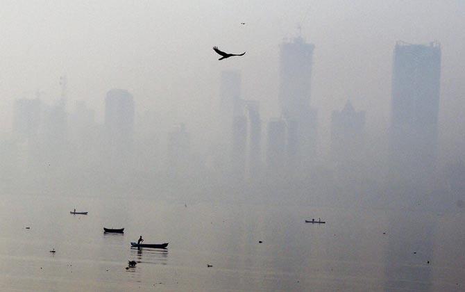 Thick smog in Mumbai on Friday morning. Pic/PTI