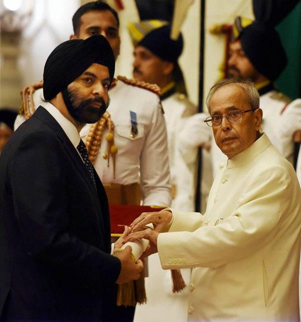 President Pranab Mukherjee presents the Padma Shri to Ajaypal Singh Banga, CEO, MasterCard. Pic/PTI