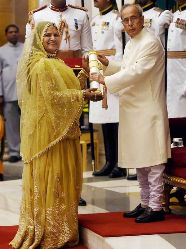 President Pranab Mukherjee presents the Padma Shri to Gulabo Sapera, a folk artiste from Rajasthan. Pic/PTI