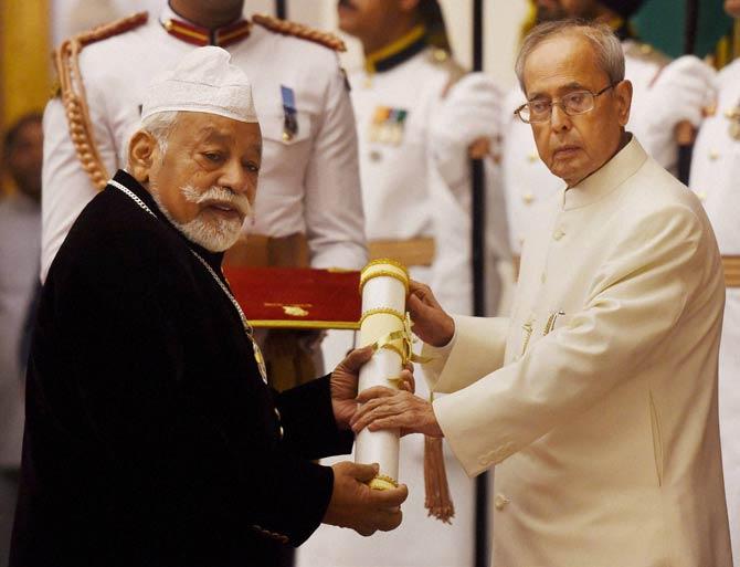 President Pranab Mukherjee presenting the Padma Shri to chef Mohammed Imtiaz Qureshi. Pic/PTI