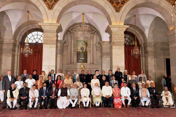 President Pranab Mukherjee, Vice-President Hamid Ansari, Prime Minister Narendra Modi, Union Home Minister Rajnath Singh and other dignitaries with Padma Awards recipients at Rashtrapati Bhavan in New Delhi on Monday. Pic/PTI