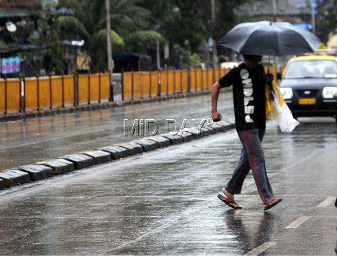 The downpour began on Saturday afternoon and continued throughout the day. All pics/Satyajit Desai and Sayyed Sameer Abedi