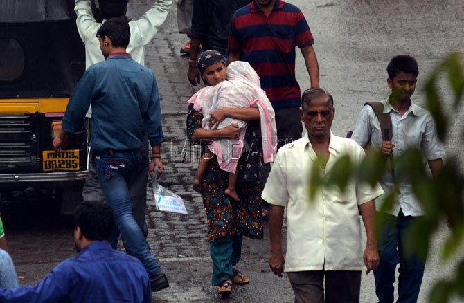 Unprepared commuters were inconvenienced due to the sudden rainfall that occurred in several parts of Mumbai.