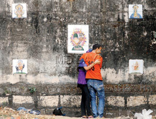 Love, in the name of god, at Dadar Chowpatty. The couple seems to be taking blessings of the Lord or just hiding away from people. Only onlookers can tell, maybe! Pic/Satyajit Desai   