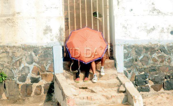 There's a reason why they say the word 'jugaad' will make its way to the Oxford Dictionary anytime now. Ask these two. The couple sought the help of an umbrella to avoid prying eyes disturbing their intimate moment Pic/Atul Kamble   