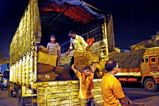 Vegetable prices started to stabilise in Mumbai after cracks appeared among the various farmer unions about whether or not to continue with the strike, following the state's announcement of a Rs 3,000-crore loan waiver. On Sunday (June 4) afternoon, after meeting the Chief Minister, Kisan Kranti Janandolan had called off the strike, but several other unions had decided to continue with it on Monday. Tomatoes that had sold for Rs 120 a kg on Saturday (June 3) came down to Rs 60 a kg on Sunday (June 4), and further dropped to Rs 50 per kg yesterday with the supply in the market increasing. Similarly, cauliflower prices dropped by Rs 20, those of onion, potato and bottle gourd remained the same. Vegetable prices started to stabilise in Mumbai after cracks appeared among the various farmer unions about whether or not to continue with the strike, following the state's announcement of a Rs 3,000-crore loan waiver. On Sunday (June 4) afternoon, after meeting the Chief Minister, Kisan Kranti Janandolan had called off the strike, but several other unions had decided to continue with it on Monday. Tomatoes that had sold for Rs 120 a kg on Saturday (June 3) came down to Rs 60 a kg on Sunday (June 4), and further dropped to Rs 50 per kg yesterday with the supply in the market increasing. Similarly, cauliflower prices dropped by Rs 20, those of onion, potato and bottle gourd remained the same.