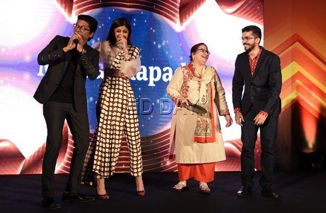 Shaan sings 'Happy Birthday' for Nafisa Kapadia as Shilpa Shetty and Munaf look on