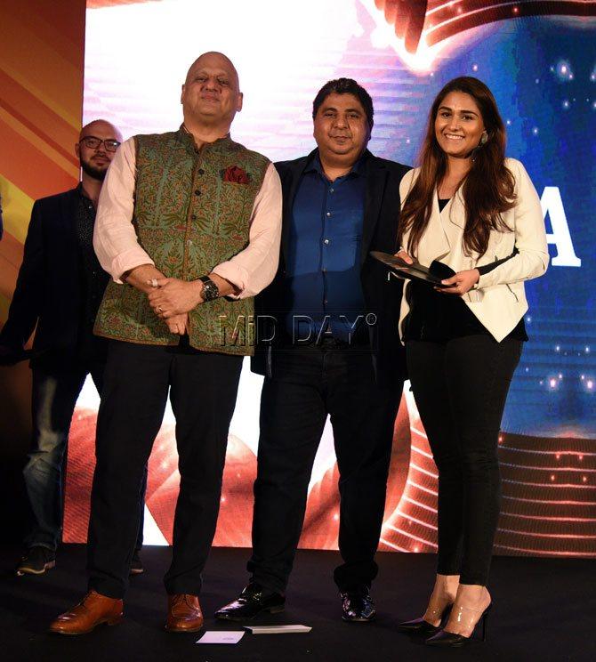 (L-R) Rahul Akerkar and Farrokh Khambata present award to Karyna Bajaj for best new restaurant, Nara thai at The Guide Restaurant Awards 2018 at St Regis Lower Parel in Mumbai on April 3. Pic/Shadab Khan