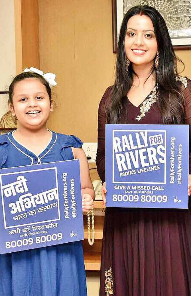 Amruta Fadnavis: She married Maharashtra's Chief Minister Devendra Fadnavis in the year 2005. The couple have one daughter Divija Fadnavis. The multi-talented Amruta is a singer, banker as well as a social activist. Their daughter who is a student, the high profile parents keep her as far away from the limelight as possible. Pic/Instagram