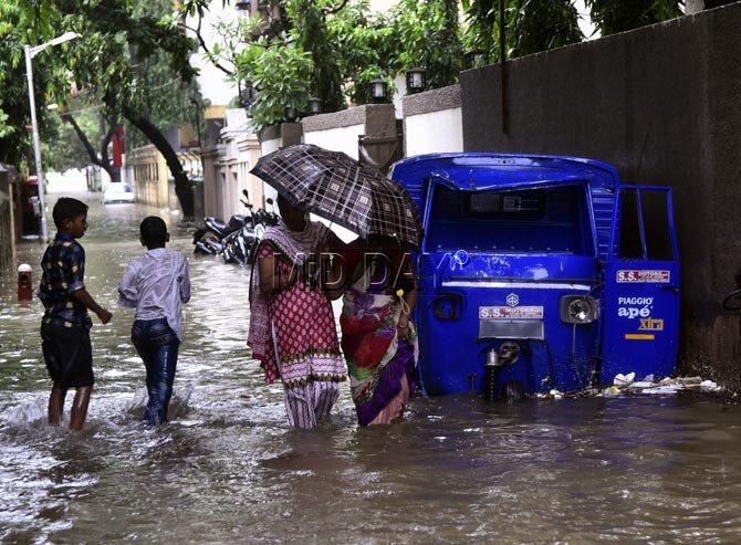 The disaster management cell was constantly trying to keep people in the know about the traffic and train conditions via their twitter handle. As per the cell, several road diversions have been affected in areas most prone to waterlogging and traffic snarls. PIC/ PRADEEP DHIVAR