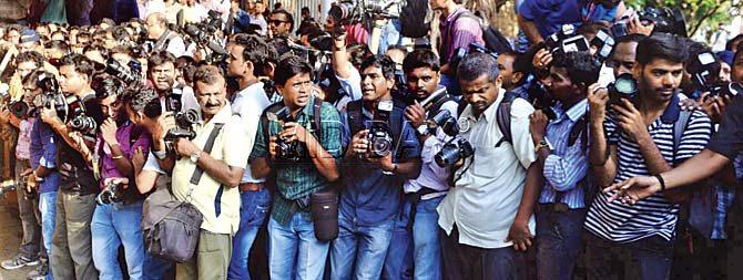5.35 pm: Cameras everywhere outside the court as the press awaits Salman Khan. Pic/Bipin Kokate