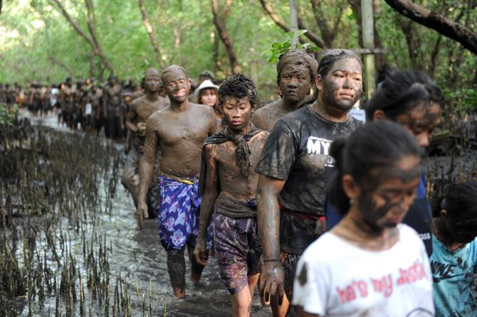 Both men and women bathe themselves in mud as a part of the ritual