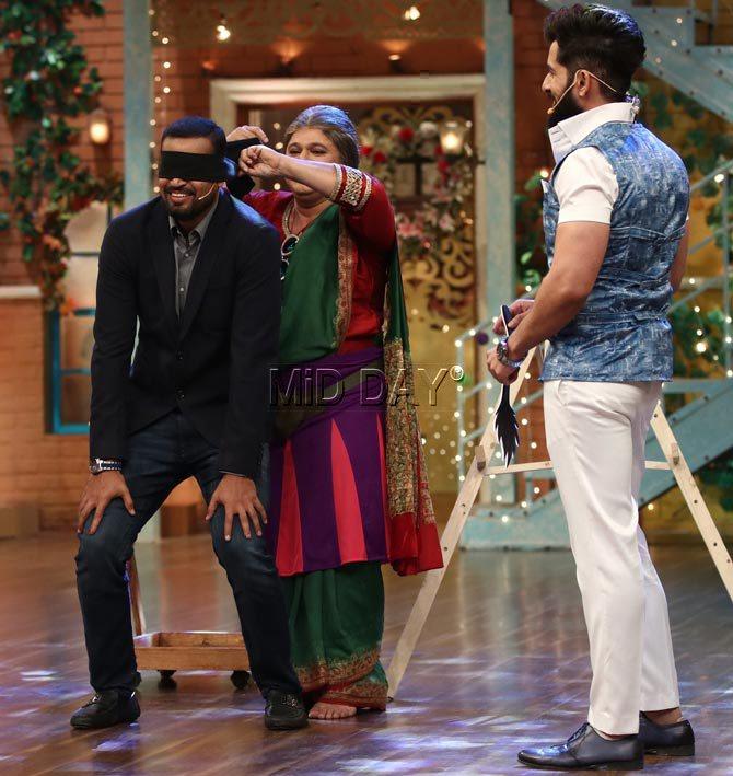 Yusuf Pathan being blindfolded