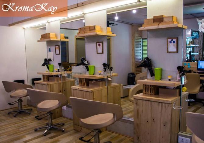 Kromakay Salons and Academy: Kromakay Salons is a very popular haunt for hair treatments, located in western suburbs of Juhu, Khar and Bandra. This salon is frequented by Sussanne Khan, Sara Ali Khan, Sonakshi Sinha, Vaani Kapoor, Ameesha Patel and many more
