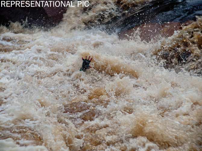 In October 2016, Nisha Rathod, a 14-year-old resident of Yadav Nagar, died after falling into a deep water pit, when she had gone there to wash clothes. As the residents have no water supply, they go to to the nearest water pit for domestic use. Nishi had gone to the pit with her brother, Shiva Rathod, and while washing clothes, she slipped and drowned