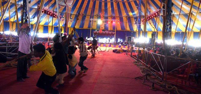 If you thought setting up the tent for a huge circus show such as Rambo is easy, think again. These men look like they are putting in all their might to set up the stage for the enthralling performances