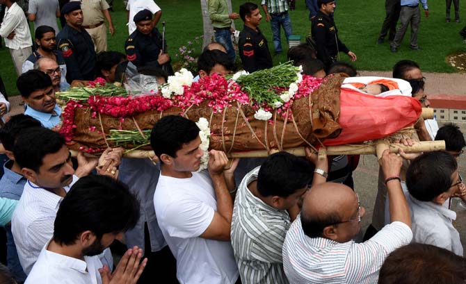 The cremation was held at the Shiv Murti Cremation ground near IFFCO Chowk in Gurgaon's Sector 29 on the Delhi-Gurgaon expressway. All pics/PTI